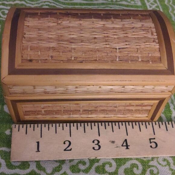 Vintage small wooden and straw weaved box - Picture 4 of 7